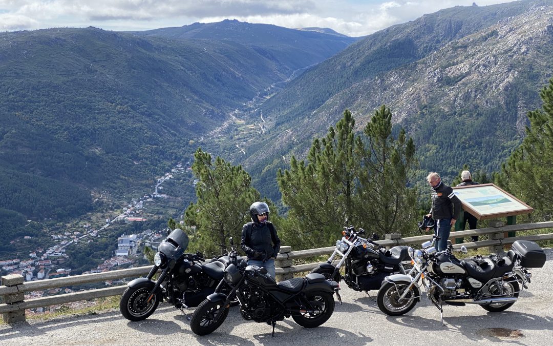 Waar moet ik op letten bij het boeken van mijn motorreis?